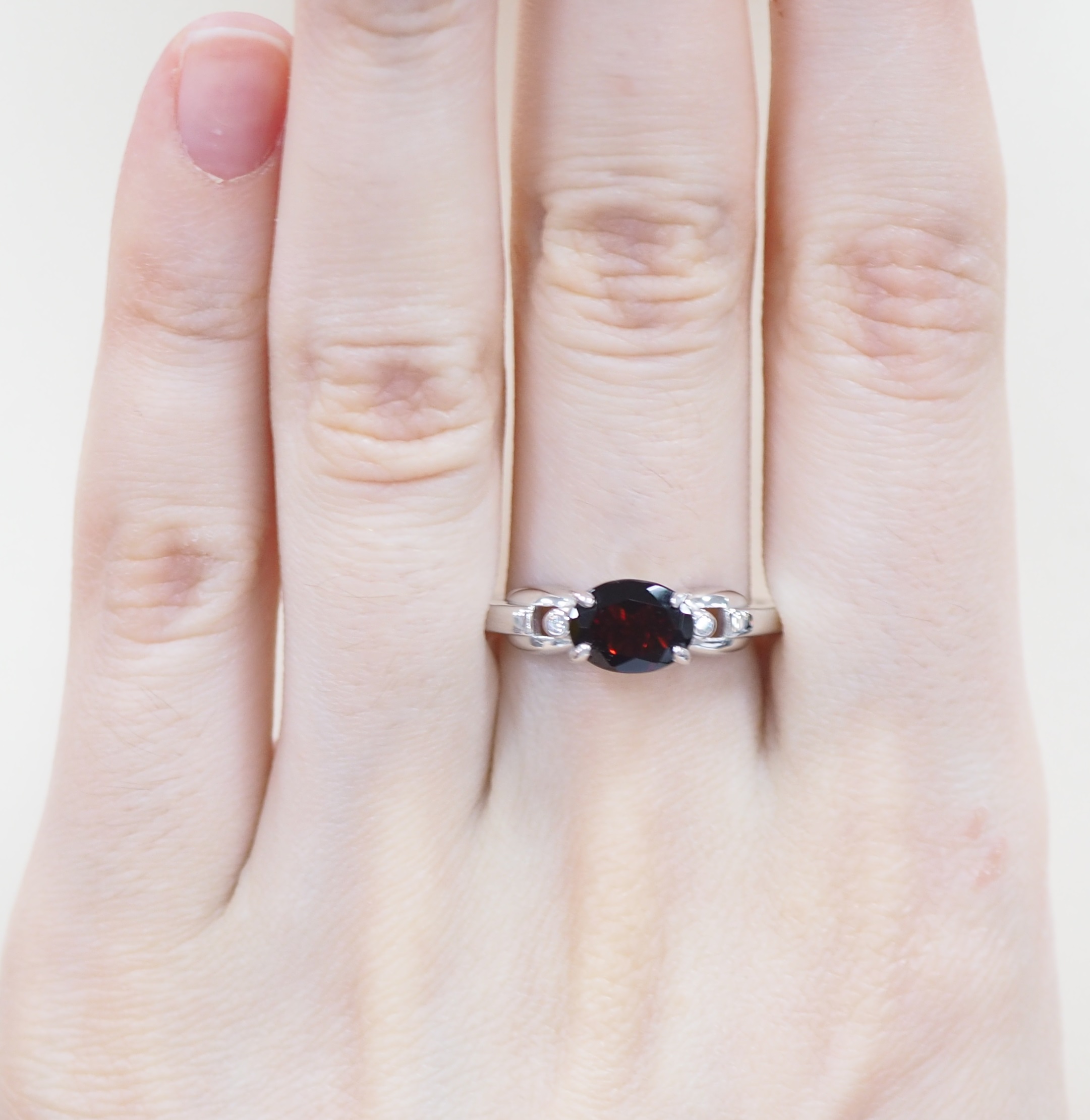 Серебряное кольцо 925 пробы; вставки 1 Гранат; 2 Фианит бесцв.;